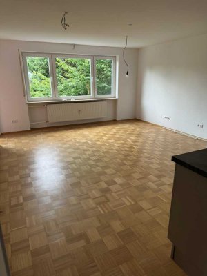 Stilvoll sanierte 2,5-Zimmer-Wohnung mit Balkon, Einbauküche in ruhiger Lage