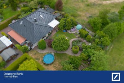 Eleganter Winkelbungalow mit Gartenidylle und Ausbaureserve