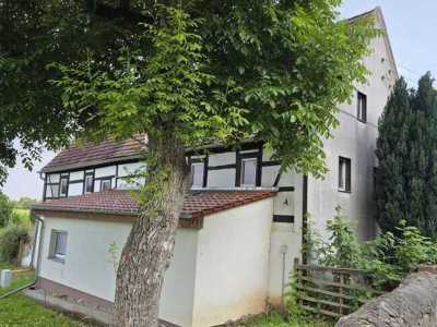Kleiner Hof mit Haupthaus, Nebengelass und Scheune.