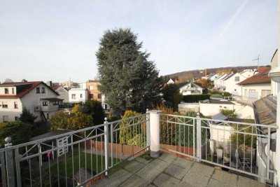 Moderne 2-Zi.-DG-Wohnung mit großem Sonnenbalkon und TG-Stellplatz in bester Lage von Hofheim a.Ts.