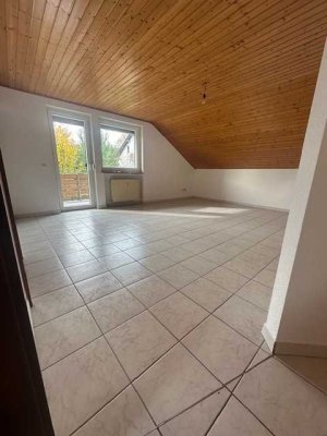 Freundliche, renovierte 2-Zimmer-Dachgeschosswohnung mit Balkon u. Kfz-Stellplatz