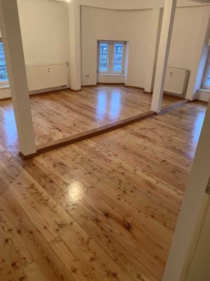 Zentral gelegene und gut geschnittene 4-Zimmer Altbauwohnung mit Balkon und EBK