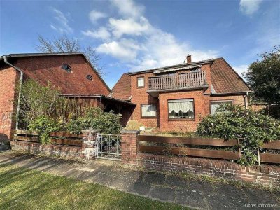 Zweifamilienhaus mit
Wirtschaftsgebäuden