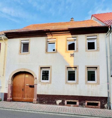 Charmantes Einfamilienhaus mit Innenhof und Scheune in zentraler Lage von Maikammer