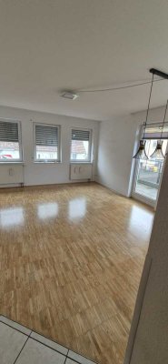 Helle 4-Zi.-Wohnung mit 2 Balkonen, Gäste WC und EBK