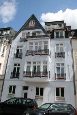 Wunderschöne sanierte 2 Zimmer Altbauwohnung mit Balkon und Dielenboden in D-Rath