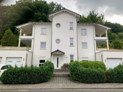Terrassenwohnung in Hanglage: 4 Zimmer, Balkon, Garten und Doppelgarage in Bad Orb