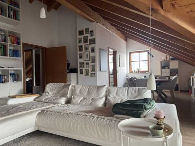 Charmante Dachgeschoss Wohnung mit Balkon und hellen Räumen