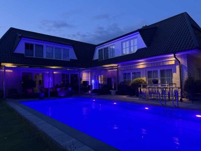 Luxus Pur - Traumhafte Villa mit behzt. Außen-Pool, grandiosem Garten und imposantes Garagenhaus!