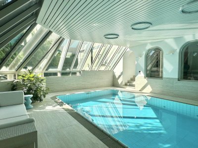 Riesige Familienvilla mit Poolhalle, uneinsichtigem Garten und großer Garage