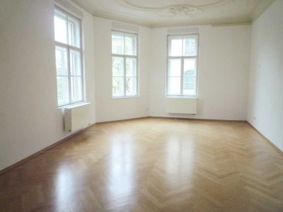 Attraktive 5-Zimmer-Wohnung in denkmalgeschütztem Altbau in Bestlage in Schwabing