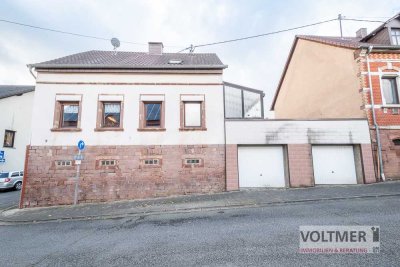 POTENZIAL - Einfamilienhaus mit zwei Garagen, einer Dachterrasse und kleinem Garten in Schiffweiler!