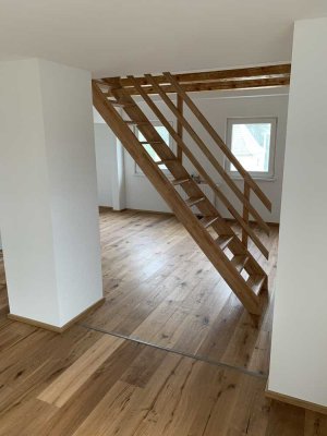 Gemütliche, neuwertige 2 ZKB Dachgeschoss-Galeriewohnung
