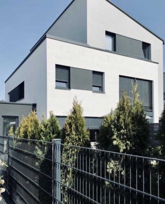 !!Außergewöhnliche Architektur trifft perfekte Lage!!  3,5 - Zimmer Reihenhaus mit Garten