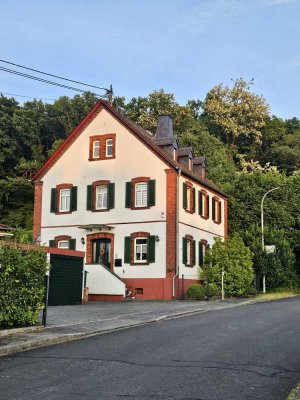 Schmuckstück in ruhiger Ortsrandlage mit Garten und 2 Garagen + Doppelcarport