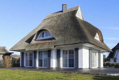 Exklusives, voll eingerichtetes Reetdachhaus mit Süd-Ost-Ausrichtung in idyllischer Reethaussiedlung