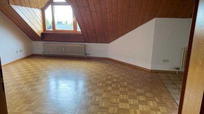 Ruhige,gemütliche 2-Zimmer-DG-Wohnung mit EBK in OG-Ost kleine Wohneneinheitheit