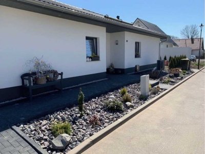 Neubau Bungalow KFW 55 mit Garage und fertigem Garten in Borna zu verkaufen.