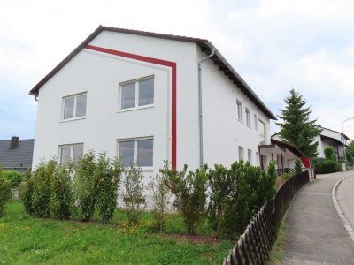 Hier gibt es nichts mehr zu tun! Einziehen u. den Ausblick genießen: Zweifamilienhaus in Mallersdorf