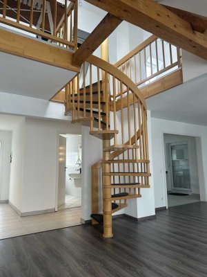 Schöne und sanierte 2,5-Raum-Maisonette-Wohnung mit gehobener Innenausstattung mit EBK in Rodenberg