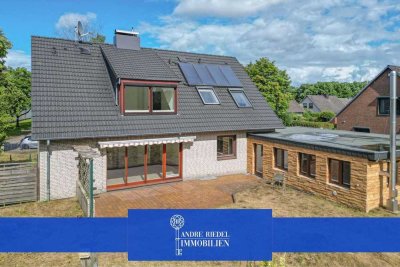 Über 250  m² auf 3 Etagen | modernisiert | 4 Bäder | ausgebauter Keller | sep. Büro | Garage