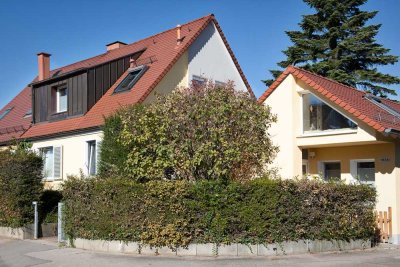 KERNSANIERT - Doppelhaushälfte mit Anbau und großem Grundstück - in Stuttgart- Degerloch-Hoffeld