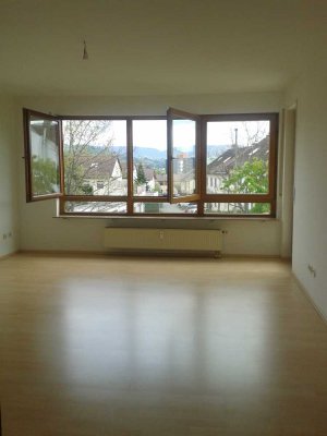 Lichtdurchflutete, ansprechende 3-Zimmer-Wohnung mit Einbauküche in Reutlingen