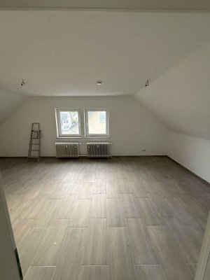 Kernsanierte 3-Zimmer-Dachgeschosswohnung zum Erstbezug