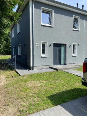 Doppelhaushälfte BJ. 2022, DHH 4-Zimmer, 108 qm, EBK, Kamin, großer Garten, bei Oranienburg