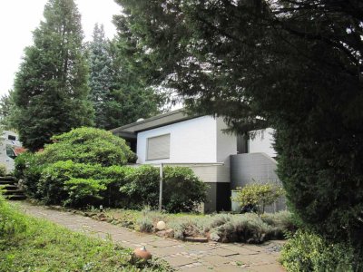 Großzügiger Bungalow mit parkähnlichem Grundstück in Euskirchen-Stotzheim