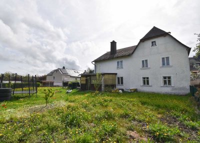 Renovierungsbedürftiges Einfamilienhaus mit Garage und großem Garten in Schwarzenbach an der Saale