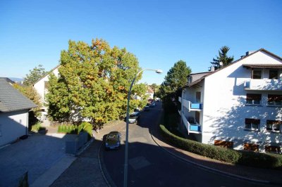 (NEU) Helle Räume * Idyllischer Balkon * Und die Nidda quasi vor der Tür