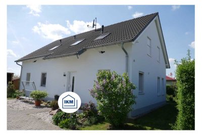 Einfamilienhaus mit Einliegerwohnung, Büro, Carport, Balkon und Terrasse lädt zum Verweilen ein