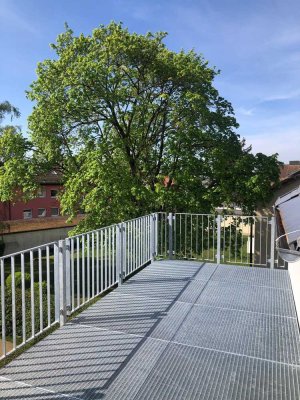 Exklusive, geräumige und neuwertige 2-Zimmer-Wohnung mit Balkon und Einbauküche in Germering