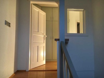 Außergewöhnliche Maisonette- (3-Zimmer) Wohnung , renoviert, in ruhigem 3-FH in SP-Süd