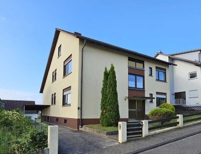 Solides Zweifamilienhaus mit toller Aussicht in ruhiger Lage