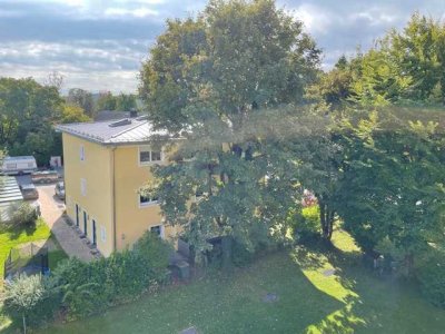 Von Privat. Sanierte, lichtdurchflutete 3-Zimmer Wohnung mit Einbauküche u. Balkon 3.OG in Gauting