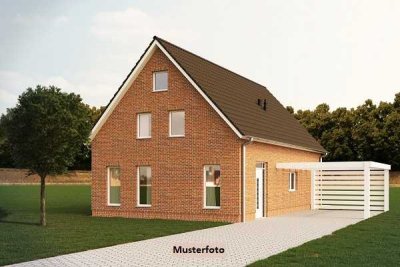 Freistehendes Einfamilienhaus und Garage