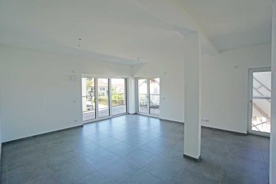 Erstbezug nach Sanierung: Gehoben ausgestattete 3-Zi.-Wohnung mit großem Balkon und Außenstellplatz