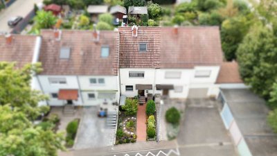 Wohnen am Feldrand: Gepflegtes Reihenmittelhaus mit großem Garten und Garage