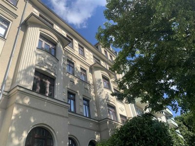 ERSTBEZUG nach Sanierung -- hochwertige Altbauwohnung mit Balkon !!