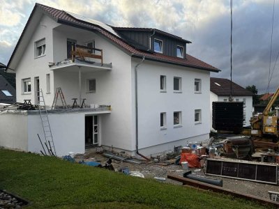 Neubau-Erstbezug: 3-Zimmer-DG Wohnung mit überdachtem Balkon, EBK, 2 Stellpl. & Top-Aussicht