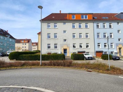 Modernes Wohnen auf zwei Ebenen – Hochparterre mit Souterrain-Zimmer in Innenstadtlage