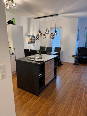 Moderne, neuwertige 3-Zimmer-Wohnung mit Einbauküche, Terrasse und Tiefgarage in Leonberg