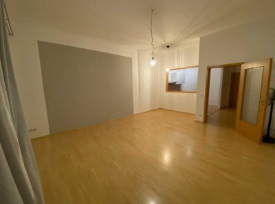 Helle 2,5-Zimmer-Altbauwohnung mit hohen Decken – in ein paar Schritten am Stadtplatz