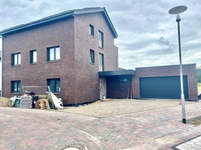 Erstbezug mit Balkon: Exklusive 2,5-Zimmer-Wohnung mit gehobener Innenausstattung in Alpen
