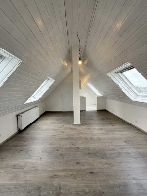 Renovierte 1-Zimmer-Dachgeschosswohnung mit Stellplatz