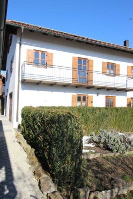 BAD GRIESBACH/WENG: Wunderschöne, großzügige 2-Zi.-Maisonette-Whg. mit Balkon und Carport