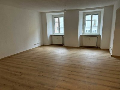 Charmante Altbauwohnung – ein Katzensprung zum Alten Rathaus: 2-Zi.-Wohnung im 1. OG in Deggendorf