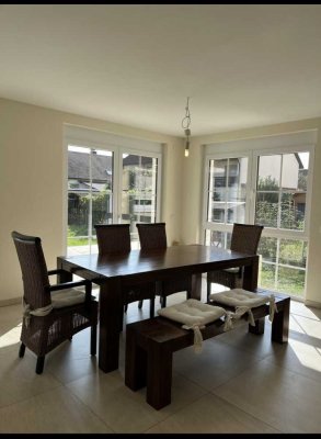 Moderne Stadtvilla mit großzügigem Außenbereich und flexibler Einliegerwohnung auf Anfrage